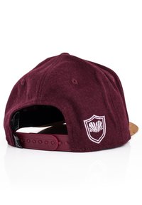 Cappello bordeaux con una texture simile alla lana, cuciture a vista e un logo a scudo bianco. Presenta un cinturino regolabile in plastica sul retro.