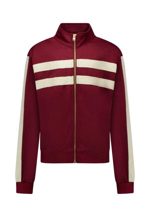 Bordeauxrode ritssluiting jas met witte dubbele horizontale strepen over de borst en witte strepen langs de mouwen, geribbelde manchetten en zoom.