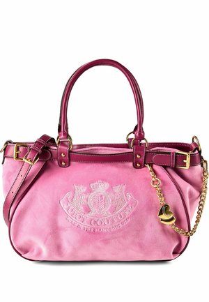Pinkfarbene Wildleder Juicy Couture Handtasche mit dunkelrosa Ledergriffen, goldener Kette und Herzanhänger sowie eingeprägtem Logo auf der Vorderseite.