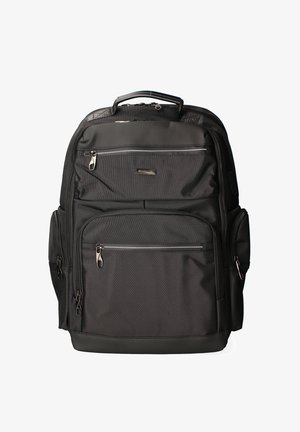 Zwarte stoffen rugzak met meerdere ritszakken, versterkte bodem en een handvat aan de bovenkant. Gladde textuur en slank ontwerp, geschikt voor reizen.