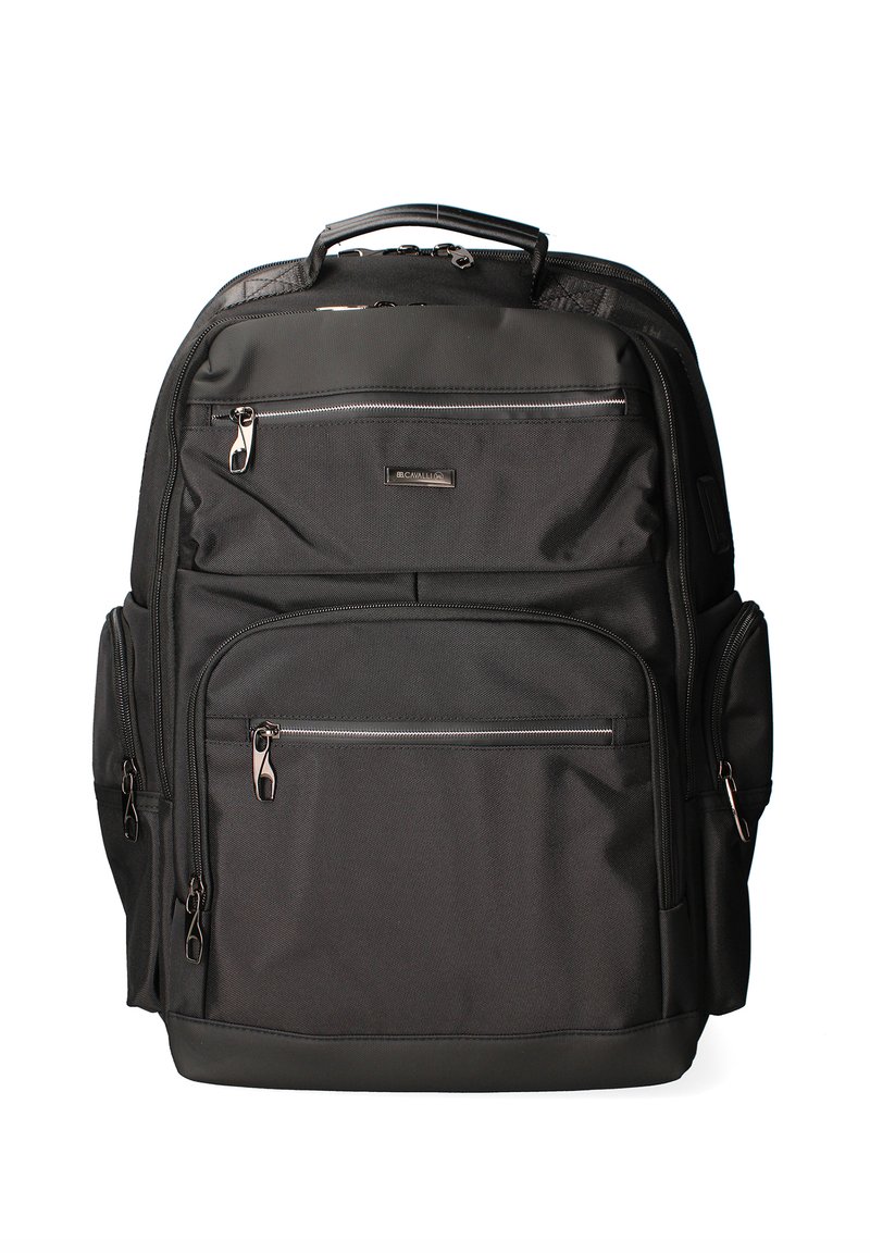 Zwarte stoffen rugzak met meerdere ritszakken, versterkte bodem en een handvat aan de bovenkant. Gladde textuur en slank ontwerp, geschikt voor reizen.