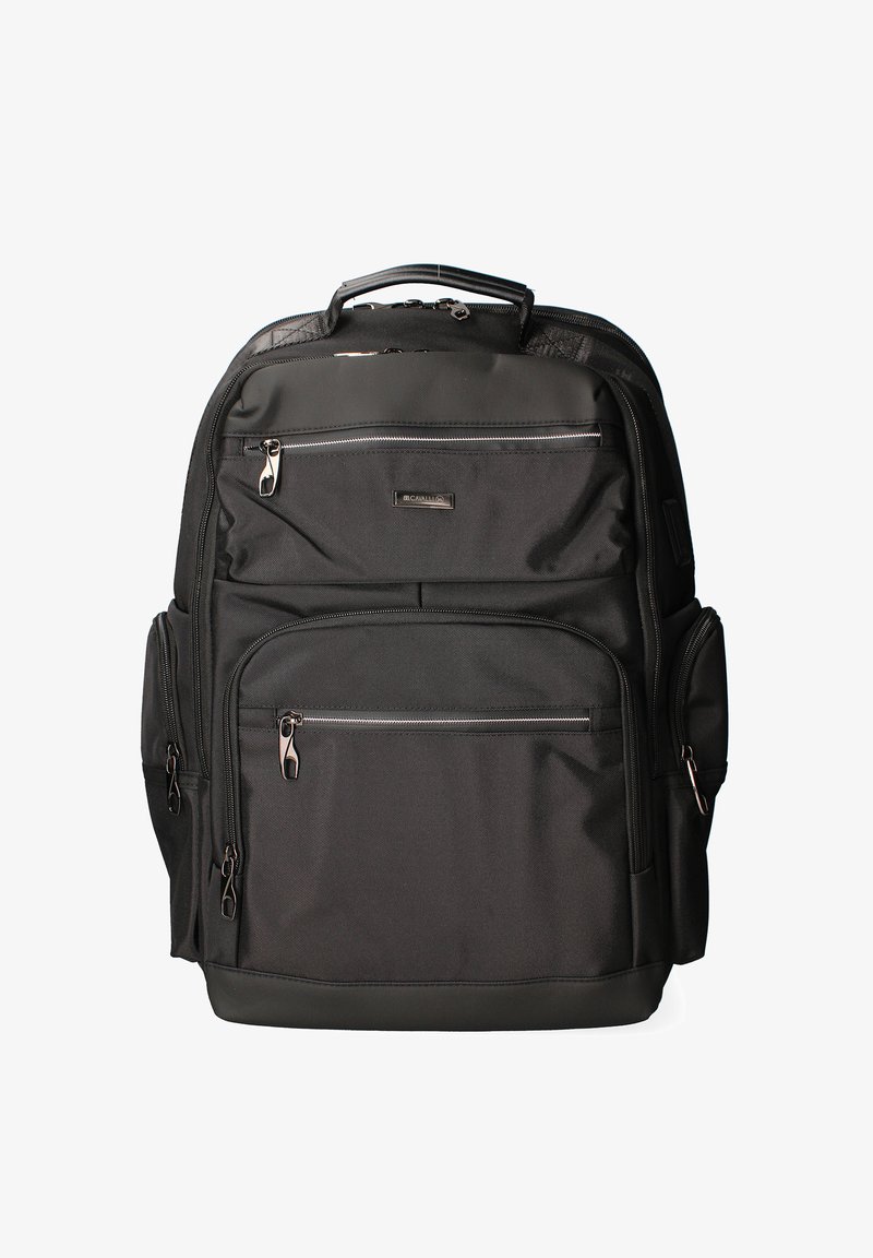 Zwarte stoffen rugzak met meerdere ritszakken, versterkte bodem en een handvat aan de bovenkant. Gladde textuur en slank ontwerp, geschikt voor reizen.