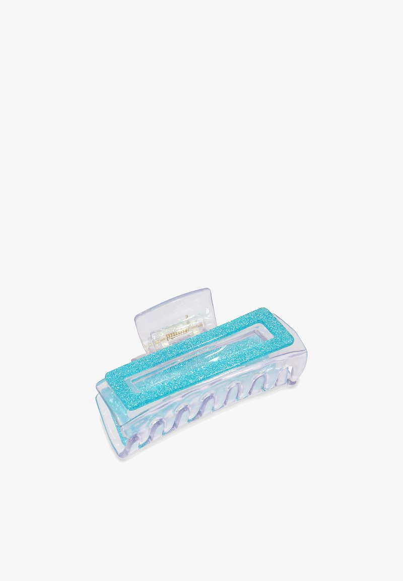 Transparent hårklipp med rektangulär form, utrustad med ett ljusblå glittrande band och böjda tänder för bättre grepp.
