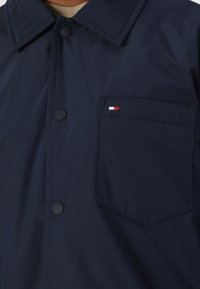 Tommy Hilfiger PACKABLE SHIRT JACKET - Light jacket - desert sky
