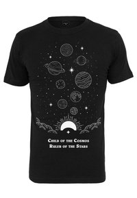 Juodas medvilninis marškinėliai su balta grafika, vaizduojančia planetas, žvaigždes ir saulę. Apačioje užrašas "Kosmoso vaikas, žvaigždžių valdovas."
