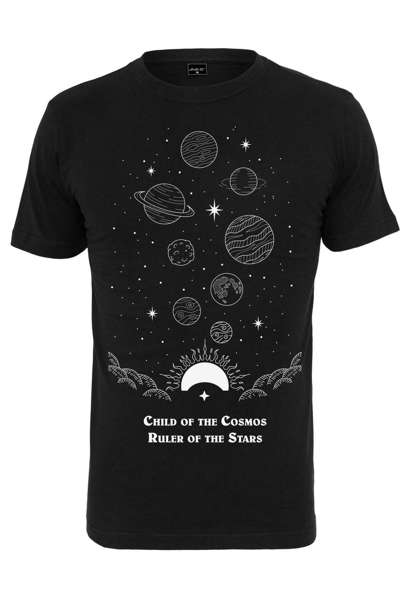 Juodas medvilninis marškinėliai su balta grafika, vaizduojančia planetas, žvaigždes ir saulę. Apačioje užrašas "Kosmoso vaikas, žvaigždžių valdovas."