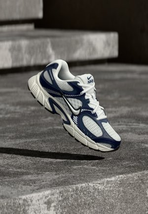 Nike Sportswear NIKE V5 RNR - Tenisice - white/midnight navy/metallic silver-coloured