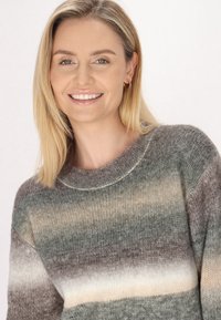 Strickpullover mit rundem Ausschnitt, weichem Material und einem Farbverlauf in Grüntönen, Grau und Creme.