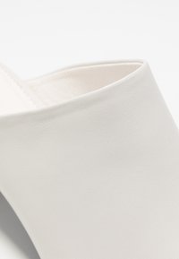Filippa K Slip-ins med hög sula - white