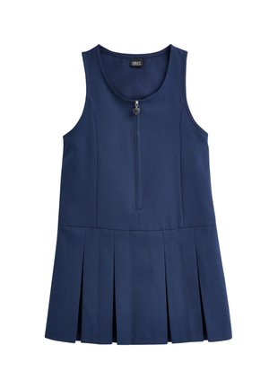 Marineblaues plissiertes Kleid mit rundem Ausschnitt, tailliertem Oberteil und silbernem herzförmigem Reißverschlussanhänger. Getragen über einem hellblauen Hemd mit Kragen.