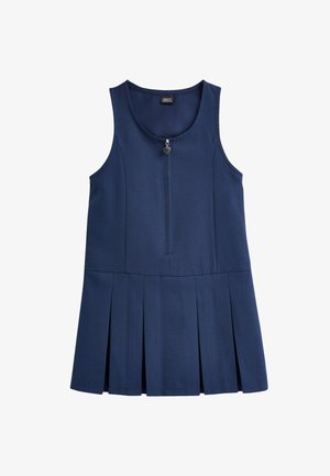 Marineblaues plissiertes Kleid mit rundem Ausschnitt, tailliertem Oberteil und silbernem herzförmigem Reißverschlussanhänger. Getragen über einem hellblauen Hemd mit Kragen.