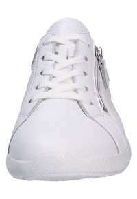 Sneakers bianchi in pelle con una finitura testurizzata, dotate di chiusura con lacci frontali e zip laterale. La suola è leggera con dettagli maculati.