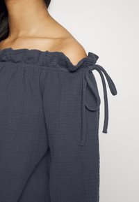 ONLY Petite ONLTILLA THYRA OFF SHOULDER - Blusa - phantom
