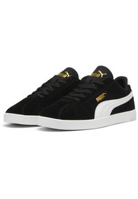 Fekete velúr sportcipők fehér kiegészítőkkel, texturált talppal, lapos fűzőkkel és arany logóval. Klasszikus dizájn, kerek orral.