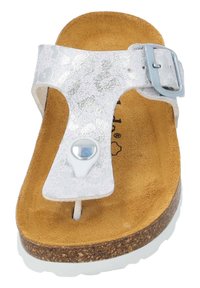 Hvide flip-flop-sandaler med en struktureret metalrem, justerbar sølvspænde og en polstret brun korksål.
