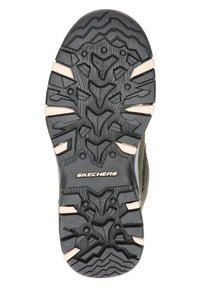 Suola degli stivali Skechers con gomma nera testurizzata e accenti marroni, motivo di battistrada distintivo e logo impresso per aderenza e stabilità.