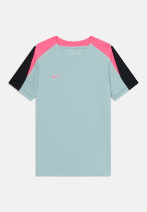 Camiseta deportiva de color azul claro con paneles en rosa y negro, de manga corta, cuello redondo y un pequeño logo de Nike en rosa en el pecho.
