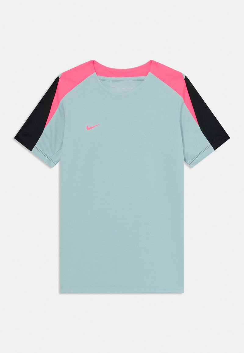 Camiseta deportiva de color azul claro con paneles en rosa y negro, de manga corta, cuello redondo y un pequeño logo de Nike en rosa en el pecho.