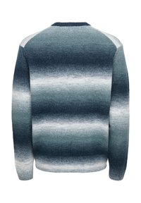 Vue arrière d'un pull à manches longues avec col rond, présentant des rayures horizontales en dégradé dans des tons de bleu, gris et blanc.