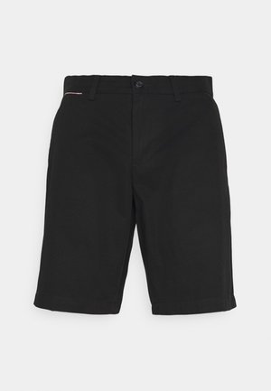 Schwarze Baumwollshorts mit geradem Schnitt, vorn mit Knopfverschluss, Seitentaschen und umgeschlagenen Säumen. Flaches Vorderteil ohne Muster.