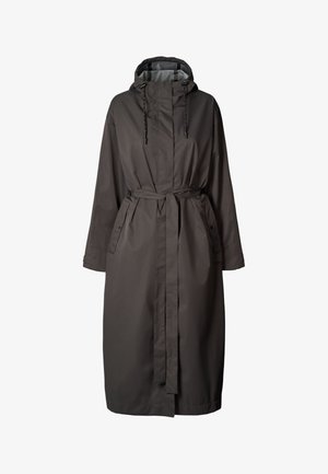 Długi płaszcz przeciwdeszczowy z kapturem w ciemnoszarym kolorze, wykonany z wodoodpornego materiału. Posiada pasek do wiązania, boczne kieszenie oraz lekki krój.