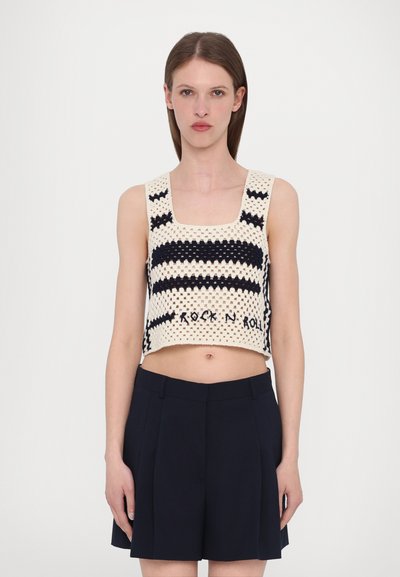 Top court au crochet avec un motif rayé crème et marine, portant le texte "ROCK N ROLL", décolleté carré et larges bretelles.