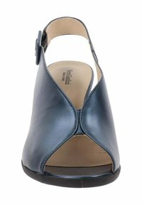 Zapato de piel azul oscuro tipo slingback con punta abierta y diseño recortado. Presenta una hebilla en la correa y una suela plana.