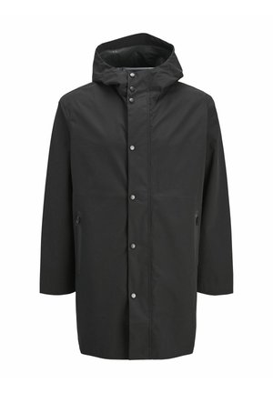 Črn vodoodporen plašč s kapuco, s pritrdilnimi gumbi, dvema stranskima žepoma z zadrgo in ravnim krojem. Narejen iz gladkega, trpežnega blaga.