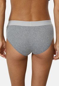 Graue Baumwollunterwäsche mit einem glatten, elastischen Bund, der über eine gerippte Textur und ein vollflächiges Design verfügt. Die Rückansicht zeigt nahtlose Kanten.