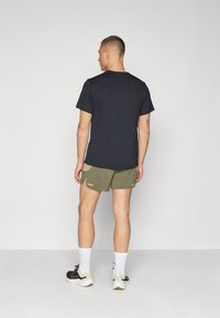 Nike Performance SECONDSUNRISE - Kurze Sporthose - medium olive/neutral olive/(black)