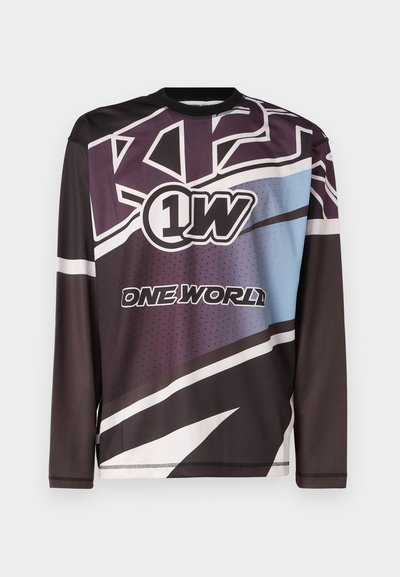 Langärmliges schwarzes Jersey aus leichtem Material. Verfügt über ein farbenfrohes Grafikdesign mit blauen, lila und weißen Akzenten sowie Markenlogos.