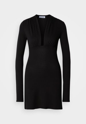 Vestido preto de mangas longas feito de um tecido suave, com um decote V profundo e detalhes franzidos nos ombros, com uma cintura ajustada e uma barra evasê.