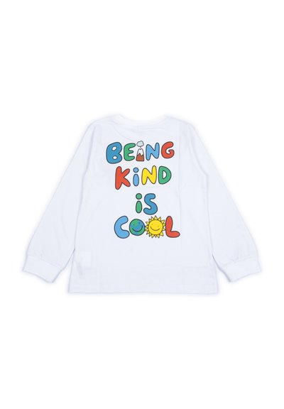 Maglietta bianca a maniche lunghe con testo colorato che dice "ESSERE GENTILI È FICO", caratterizzata da un font giocoso e grafiche di un sole sorridente e di volti.