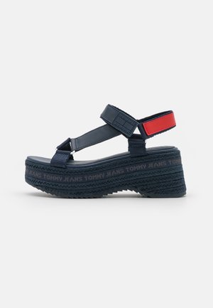 Sandale à plateforme bleu marine avec brides à la cheville et aux orteils, détail de bride de talon rouge et semelle texturée embossée du logo Tommy Jeans.