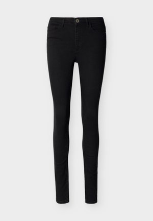 Črne ozke kavbojke z zapiranjem na gumbe in zadrgo spredaj, z zankami za pas in s petimi žepi na nevtralni podlagi.