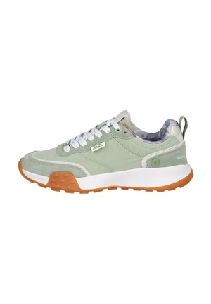 Zapatilla deportiva verde claro con cordones blancos, suela blanca y de goma, detalles de ante y una lengüeta en el talón, mostrada de perfil sobre un fondo blanco.