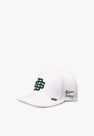 Gorra blanca con logotipo bordado en verde en la parte frontal y una pequeña etiqueta negra en la visera que dice "DJINNS".