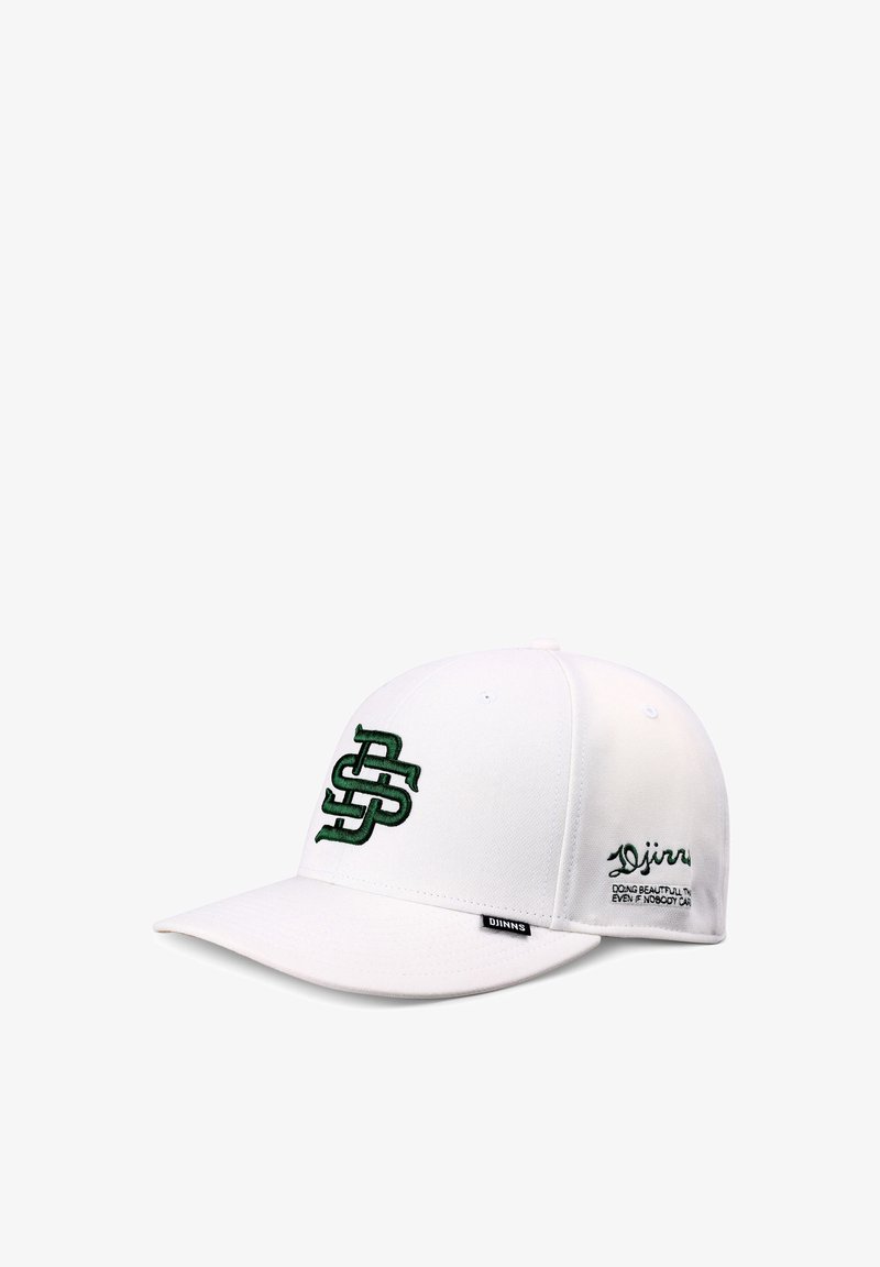 Casquette de baseball blanche avec un logo vert brodé sur le devant et une petite étiquette noire portant l'inscription "DJINNS" sur la visière.