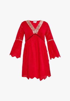 Rochie roșie din material tip eyelet, cu decolteu în V, mâneci evazate și detalii aurii pe decolteu. Include un detaliu cu margine zimțată.