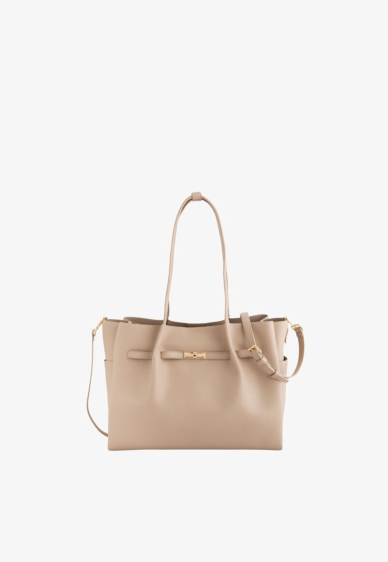 Sac cabas en cuir beige avec deux longues anses, une bandoulière amovible et une sangle avant avec une petite boucle dorée.