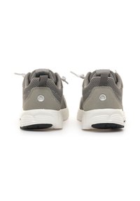 Zapatillas deportivas grises con materiales de malla y ante, que presentan un cuello acolchado, cordones elásticos y una entresuela de espuma blanca con una suela negra.
