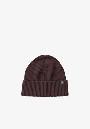 Dunkelbraune gerippte Strickmütze mit umgeschlagenem Bündchen und kleinem schwarz-weißem quadratischem Label mit den Buchstaben M O P.