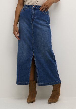 Fusta maxi din denim cu o siluetă dreptă, slit frontal și închidere cu nasturi. Purtați-o cu cizme scurte din suede maro.