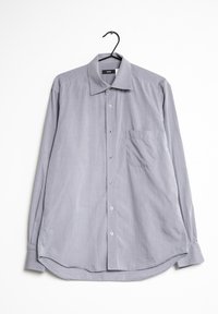 Camicia grigia chiaro a maniche lunghe con colletto a punta, chiusura con bottoni, una singola tasca sul petto e orlo curvo. Realizzata in un tessuto liscio.