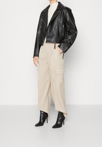 Gina Tricot Jacka i konstläder - black