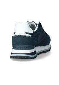 Sneakers blu navy con una combinazione di suede e rete, controcanto bianco, suola intermedia bianca, suola in gomma testurizzata e un logo sul tallone.