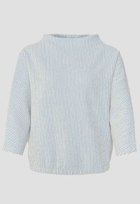 Chemise blanche à manches longues avec de fines rayures verticales bleues, un large col rond, et une coupe légèrement ample.