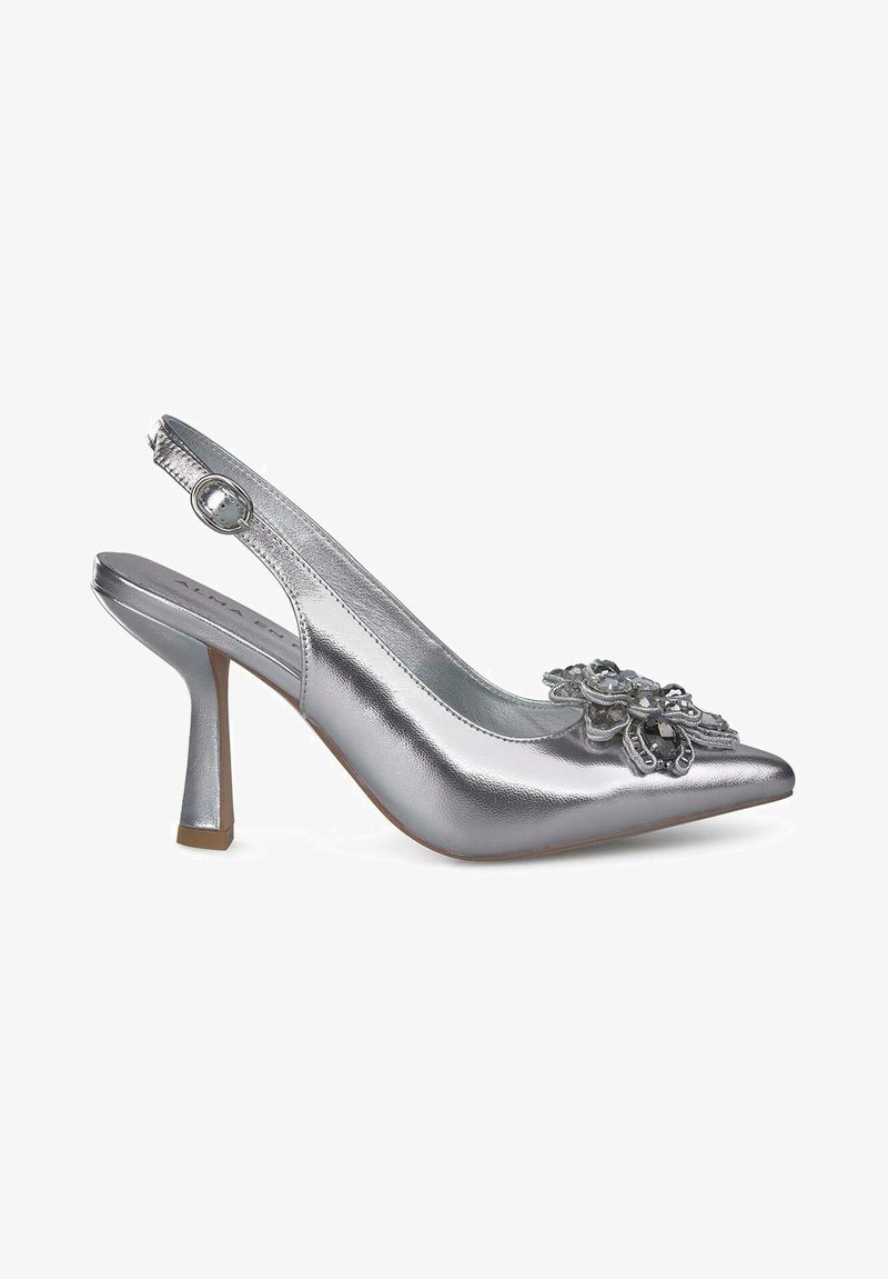Slingback in metallo argento con punta affusolata e decorazione floreale in perline sulla parte anteriore. Presenta un tacco sottile.