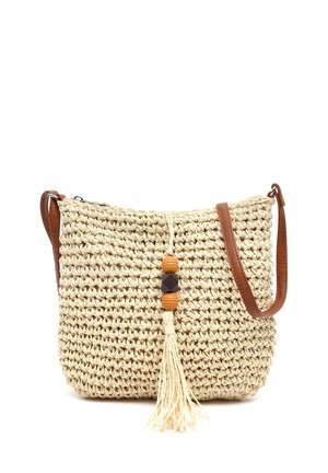 Borsa a tracolla beige lavorata a uncinetto con tracolla in pelle marrone, decorata con due perline di legno e un lungo nappino beige davanti.