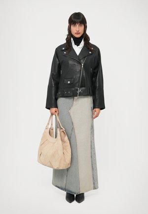 Μαύρο δερμάτινο μπουφάν μηχανής με ασημένιες λεπτομέρειες, σε συνδυασμό με φούστα από patchwork τζιν και μπεζ σουέντ τσάντα ώμου. Μαύρες μπότες με τακούνι.